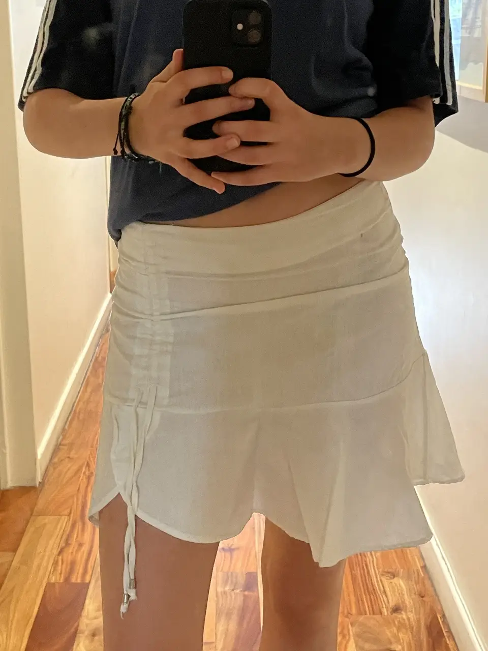 Minifalda blanca de lino OSSIRA con detalles fruncidos y volados. Talle S. 