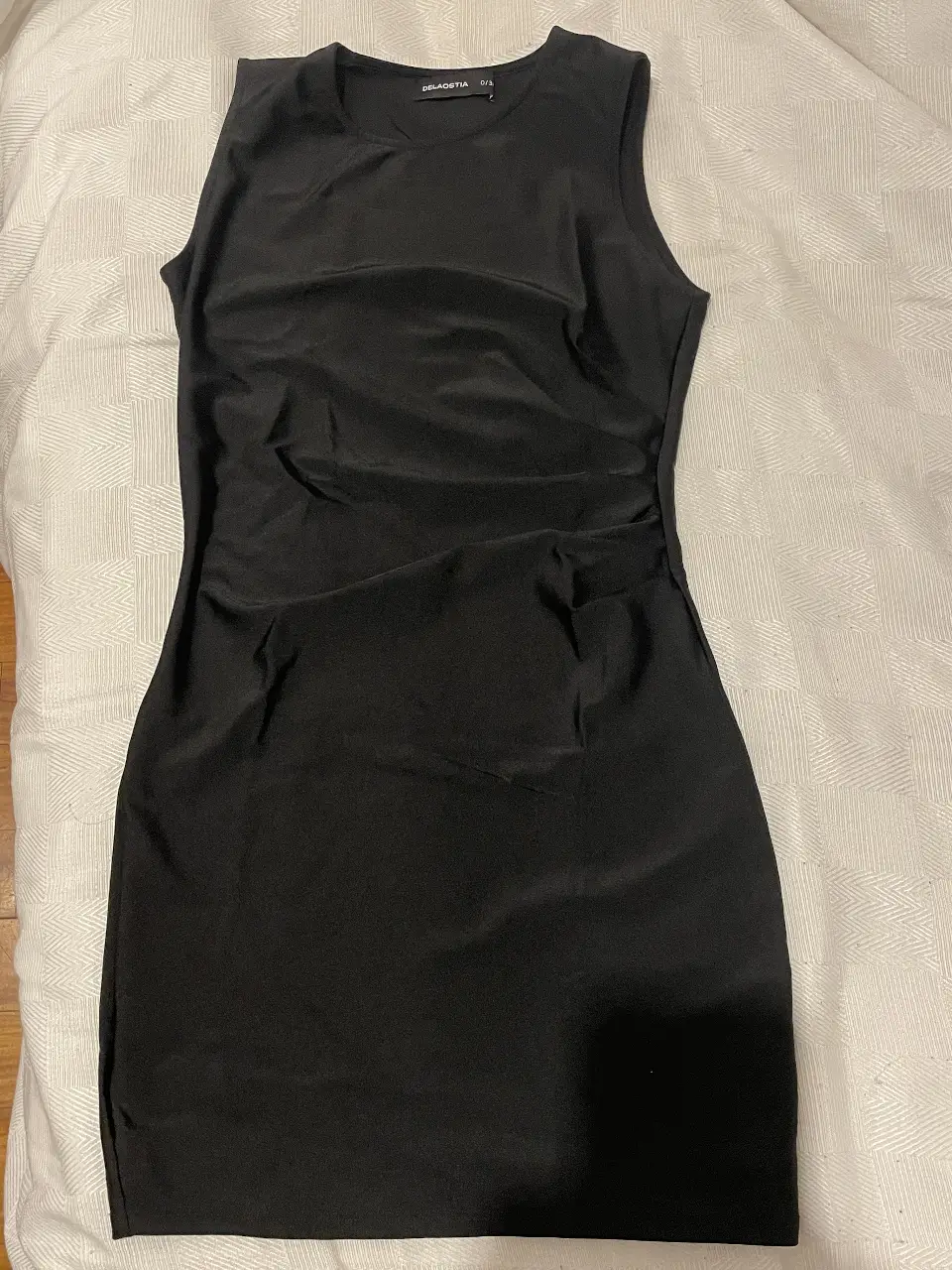 Vestido negro corto, sin mangas, con frunces en un lateral. TALLE 38