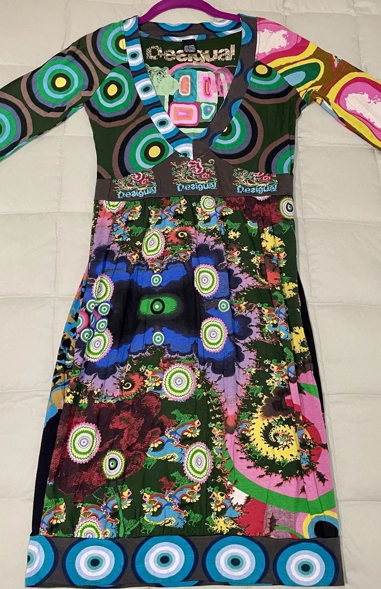 Vestido largo estampado con mangas largas, ideal para un look vibrante y original. Su diseño colorido y audaz lo convierte en la pieza perfecta para destacar en cualquier ocasión informal.