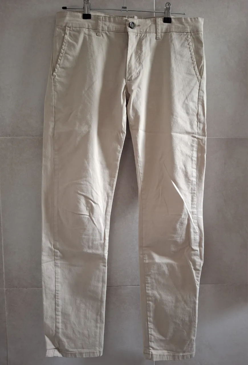 Pantalón de gabardina color crudo, corte recto y estilo chino. Ideal para un look casual o de trabajo.