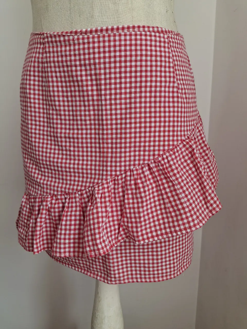 Pollera corta . Vichy rojo y blanco. 
Cintura 36 cm
Largo 40 cm