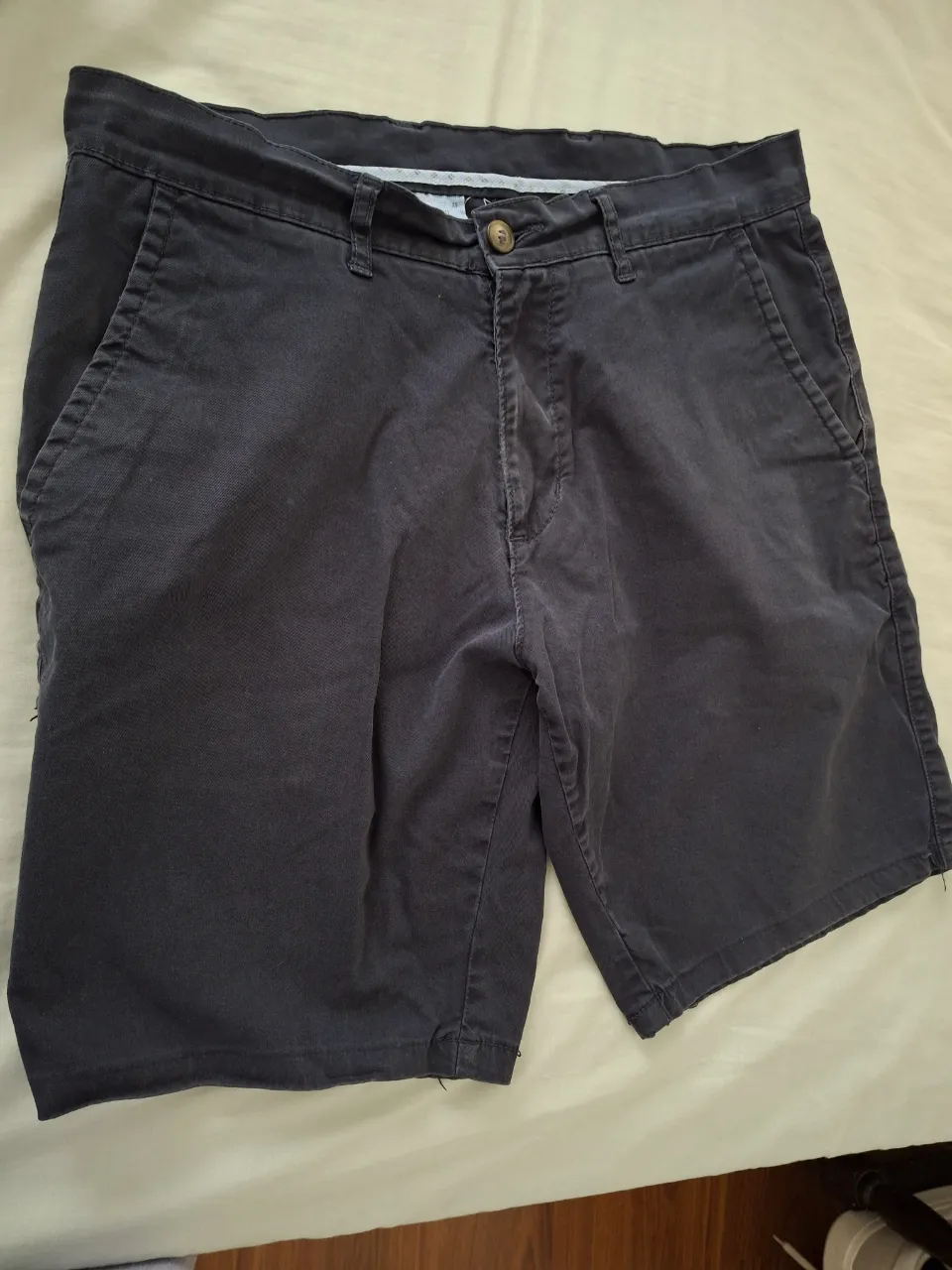 Bermuda de gabardina color azul marino. Ideales para un look casual y cómodo.
La Martina. 
Talle 42