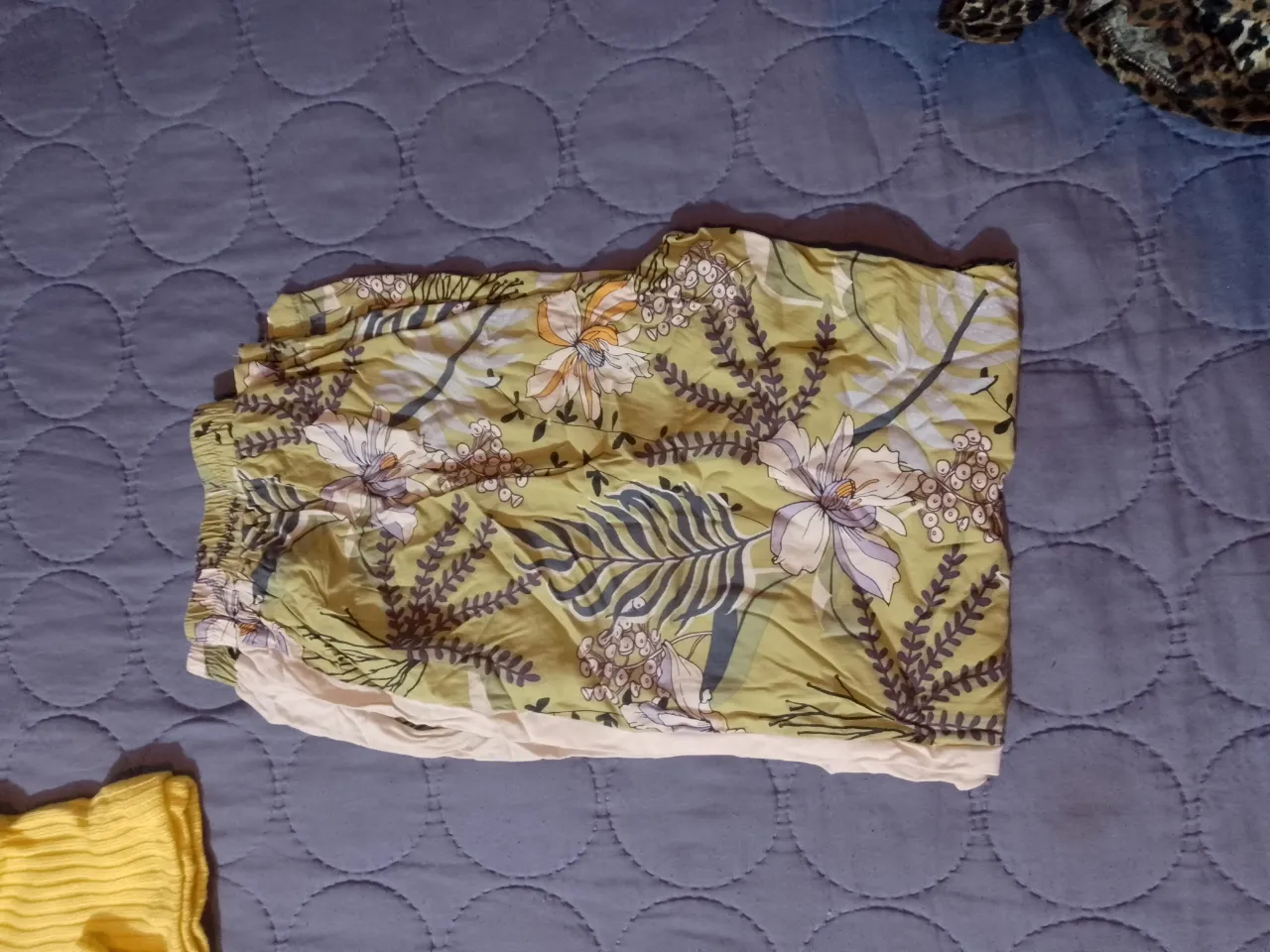 Pantalón palazzo estampado floral, tiro alto, con cintura elastizada. Ideal para un look fresco y veraniego, perfecto para la playa o una salida casual.