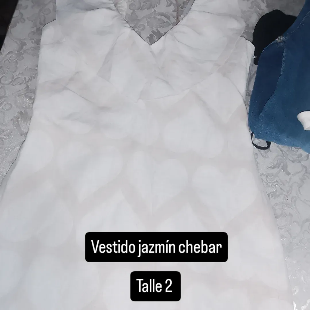 Vestido blanco con estampa sutil de corazones, ideal para un look romántico y delicado. Perfecto para eventos de día o una salida casual.