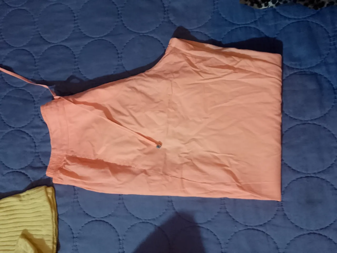 Shorts de fibrana color salmón, ideales para un look fresco y cómodo. Cuentan con cintura elastizada y cordón ajustable para un calce perfecto. Perfectos para usar en días de calor o para estar en casa.