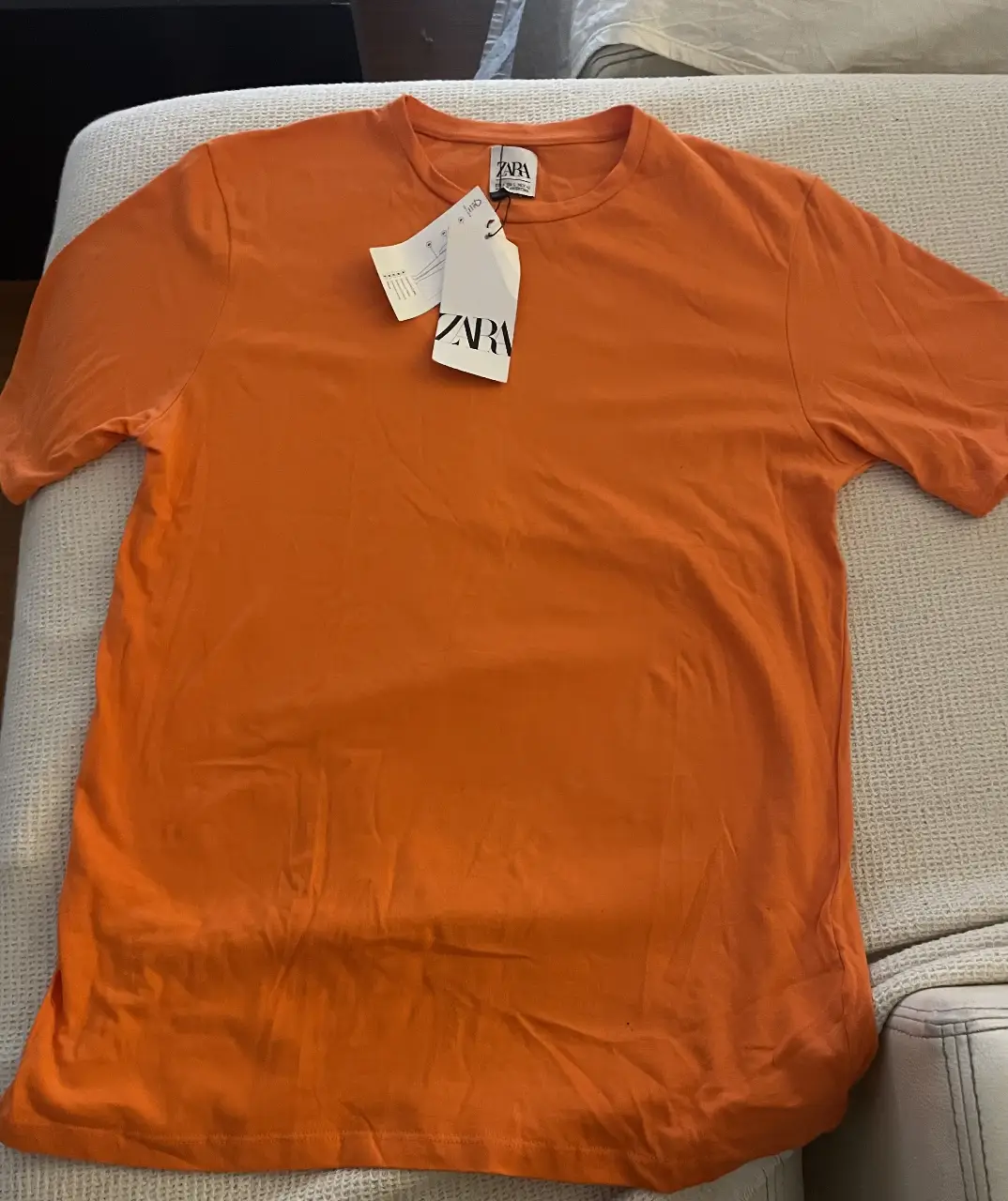 Remera naranja de hombre, de la marca Zara, con etiqueta. Ideal para un look casual y cómodo.