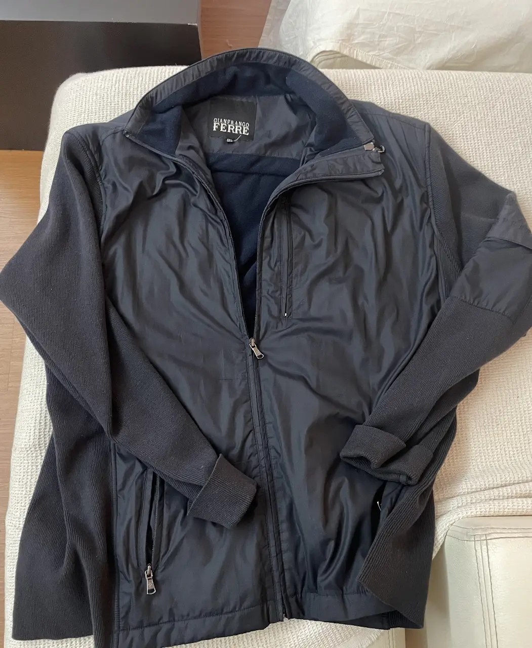 Campera azul de hombre Gianfranco Ferre, con mangas de tejido de punto y cuerpo acolchado. Posee cierre y bolsillos con cierre. Ideal para el invierno. funciona para XL también 