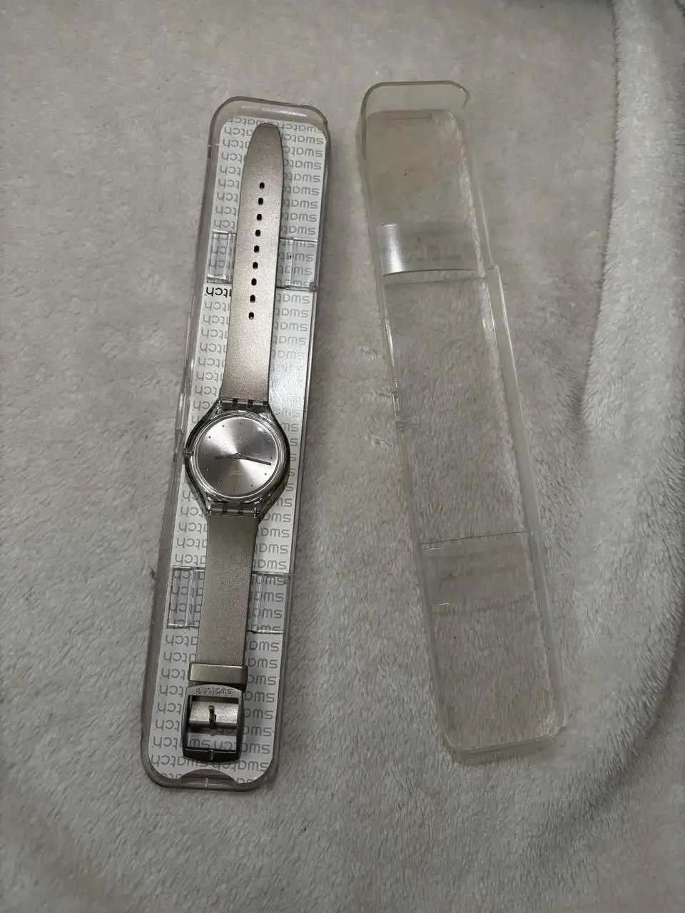 Reloj Swatch Skin cloud con correa a juego y caja original. Un clásico de la relojería suiza, ideal para uso diario o coleccionistas.