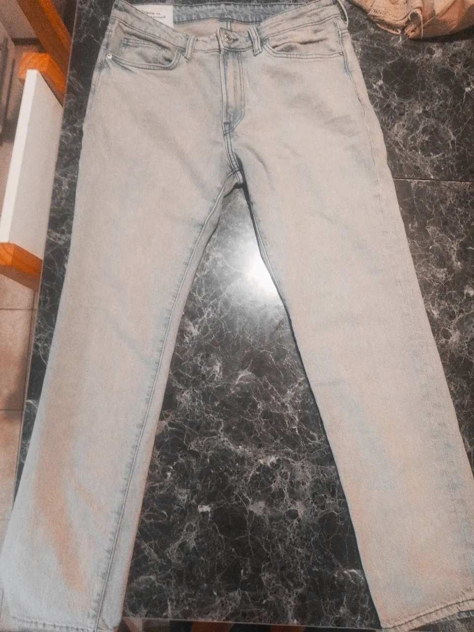 Jean de algodón color celeste claro. Corte regular fit.