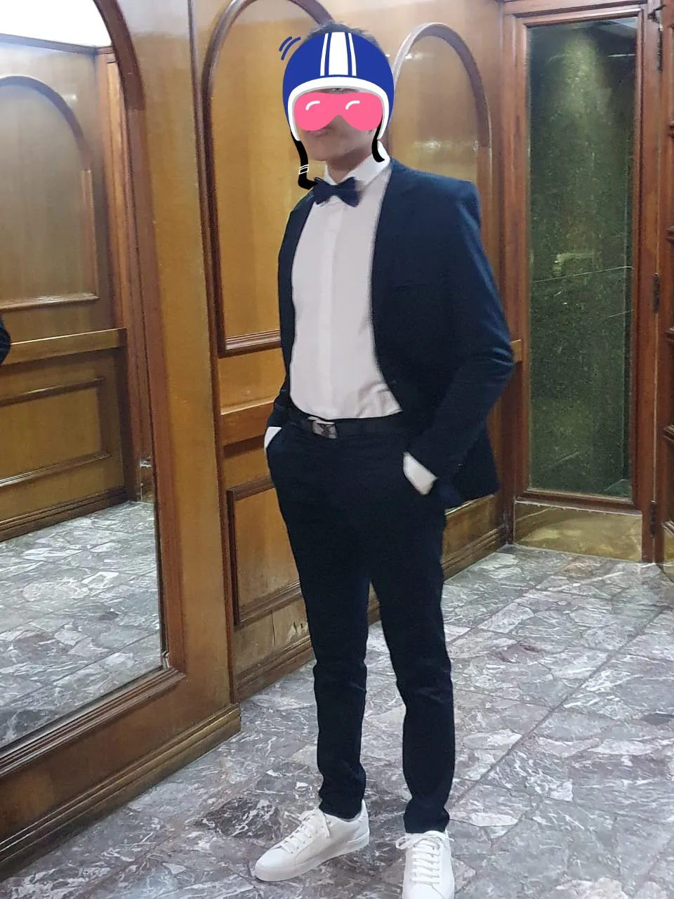 Traje de hombre, elegante y moderno. Incluye blazer azul marino y pantalón de vestir a juego. Ideal para eventos formales o para un look sofisticado en el trabajo. El blazer tiene un corte clásico y el pantalón un ajuste perfecto. Combinalo con una camisa blanca y zapatos de vestir para un look impecable.