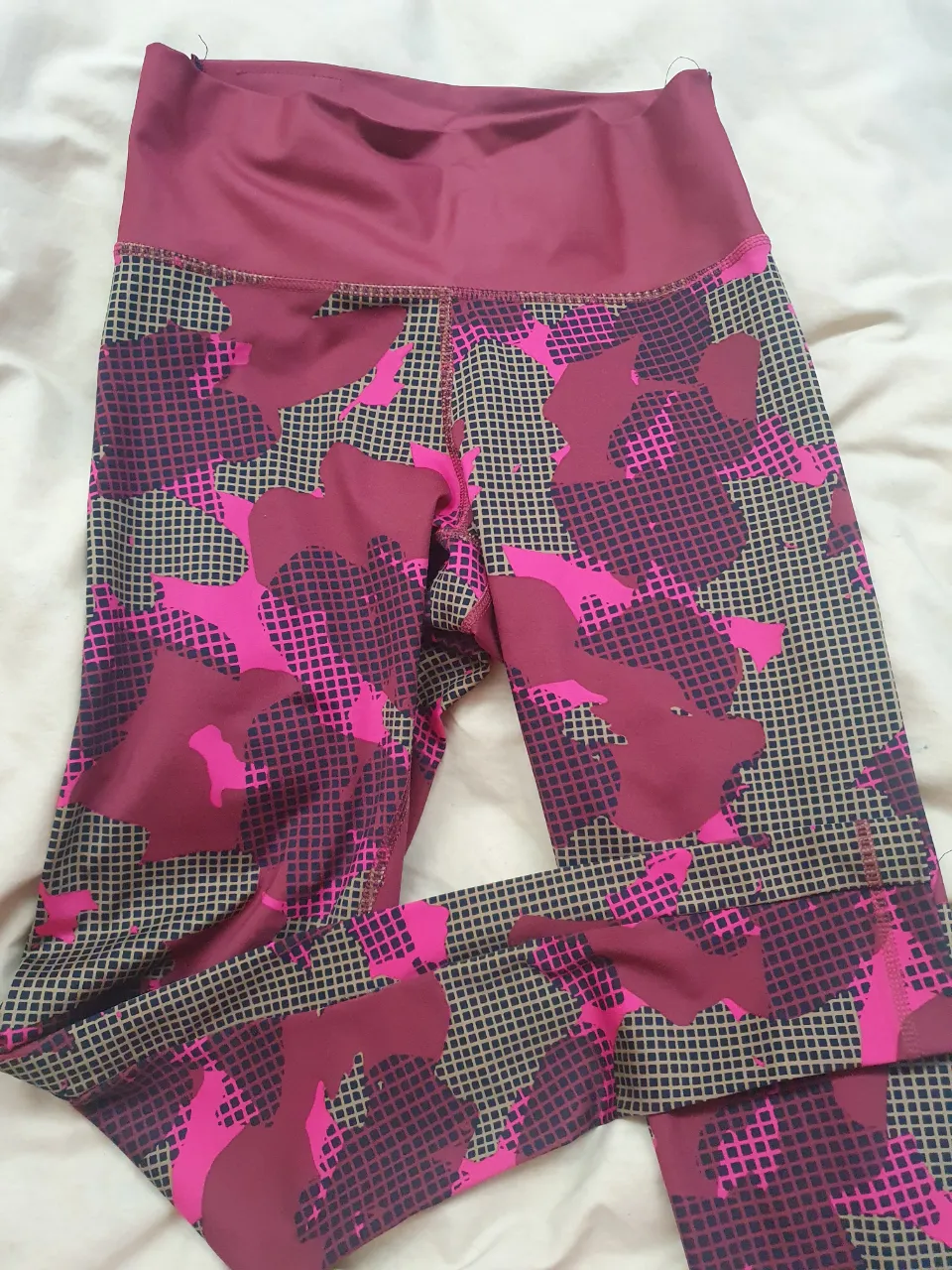 Calzas deportivas Adidas para mujer, con estampado de camuflaje en tonos borgoña y rosa. Talle M, va para un S,  Ideales para entrenar con estilo. original. NO SE TRANSPARENTA.