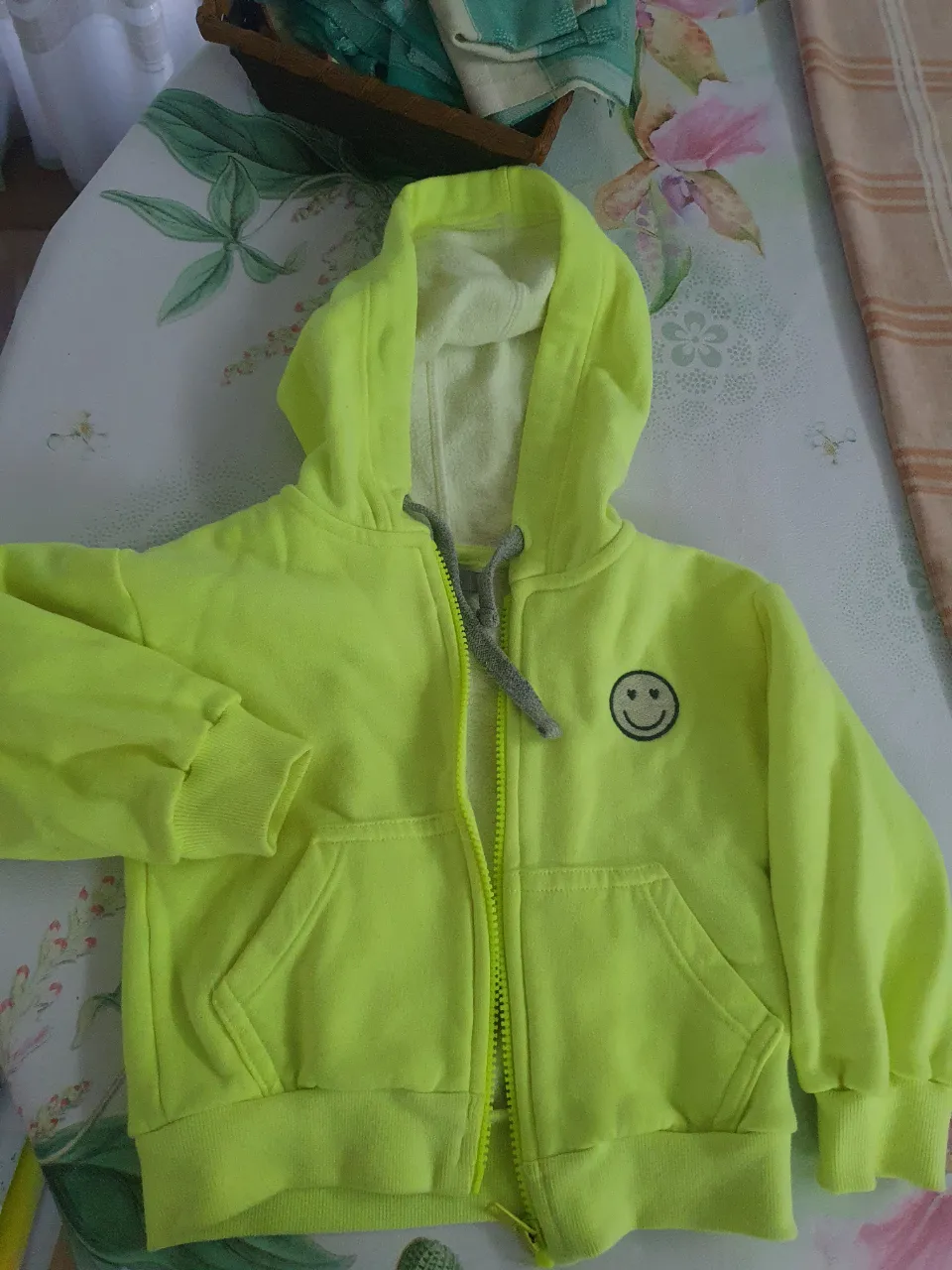Buzo con cierre para niño/ niña, color amarillo flúor con detalle de carita feliz bordada. Talle 3. Marca Mimo & Co.