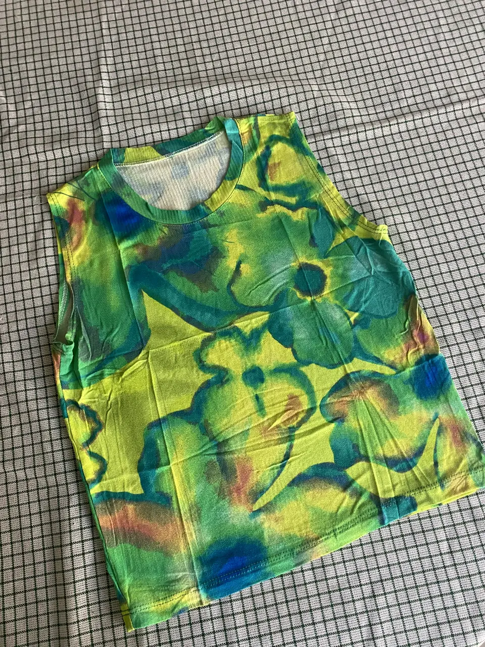 Musculosa de mujer elastizada con estampado floral en tonos verdes y azules. Ideal para un look fresco y moderno.