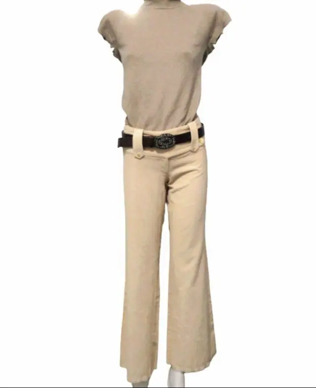 Pantalón ancho color beige claro . Ideal para un look elegante y versátil.