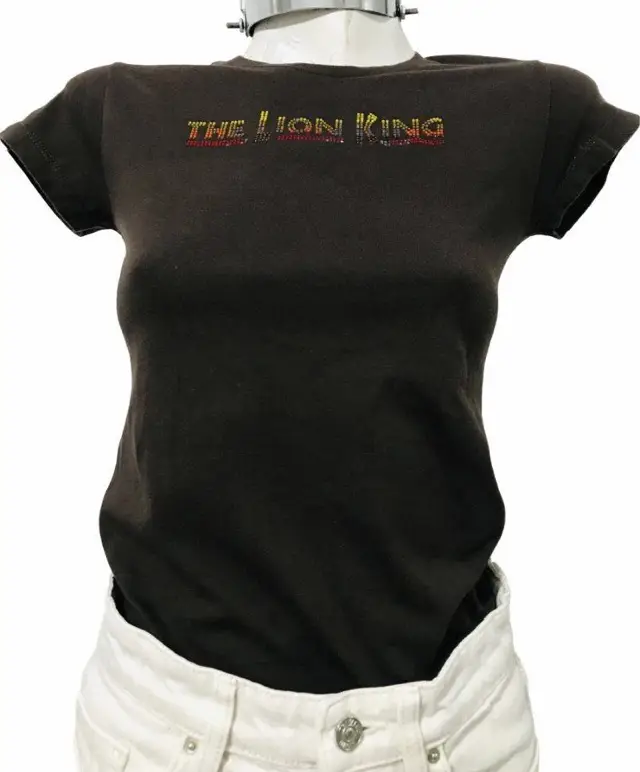 Remera de manga corta marrón con estampado de "The Lion King". Ideal para un look casual y retro. Perfecta para fans de Disney.