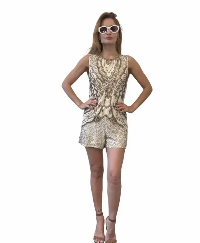Mono corto de mujer, con estampado y detalles dorados. Ideal para eventos especiales o salidas nocturnas. Diseño elegante y moderno.