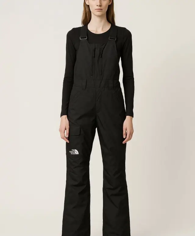 Enterito  de esquí The North Face importado   negro para mujer. Con tirantes ajustables, bolsillos y logo de la marca. Ideal para la nieve.
