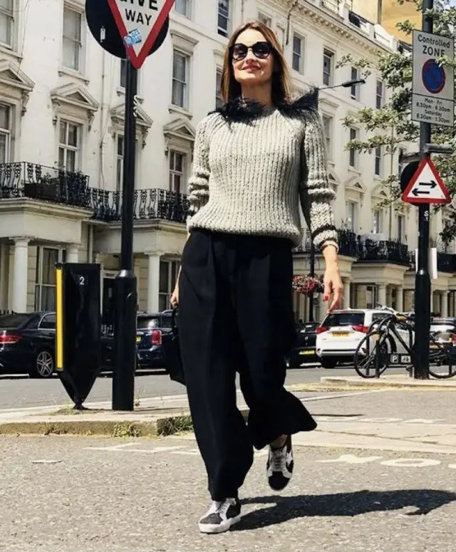 Pantalon  sastrero ancho negro importado talle 36 Ideal para un look casual y canchero. Combinalo con un sweater  y zapatillas para un outfit cómodo y con estilo.