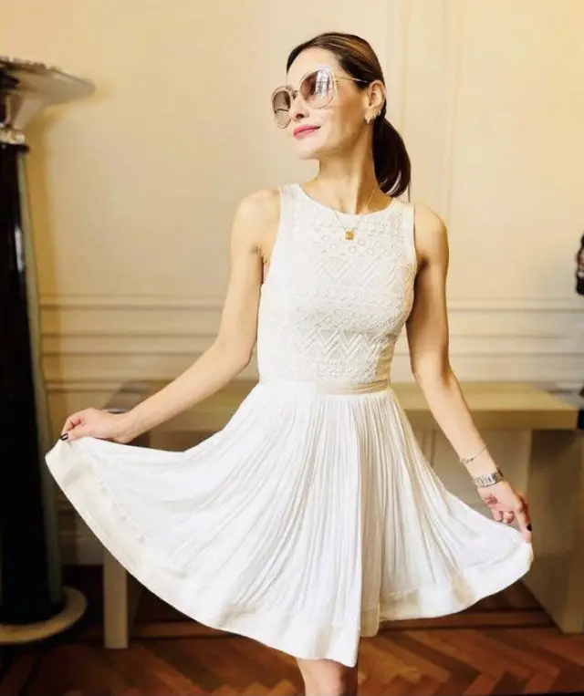 Vestido mini blanco con corpiño de encaje y falda plisada. Ideal para eventos especiales o salidas elegantes.