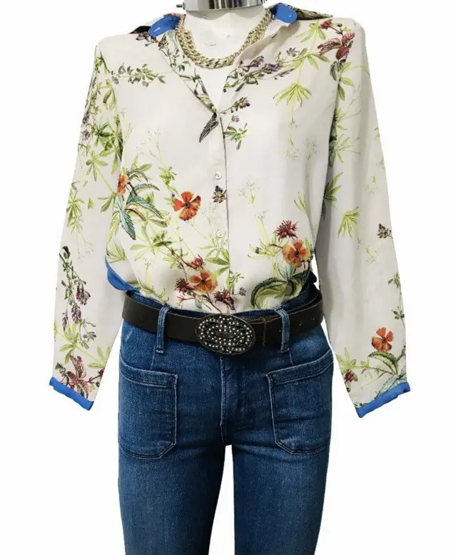 Blusa de mujer estampada con flores, manga larga, cuello camisero y detalles en azul. Ideal para un look casual y elegante.