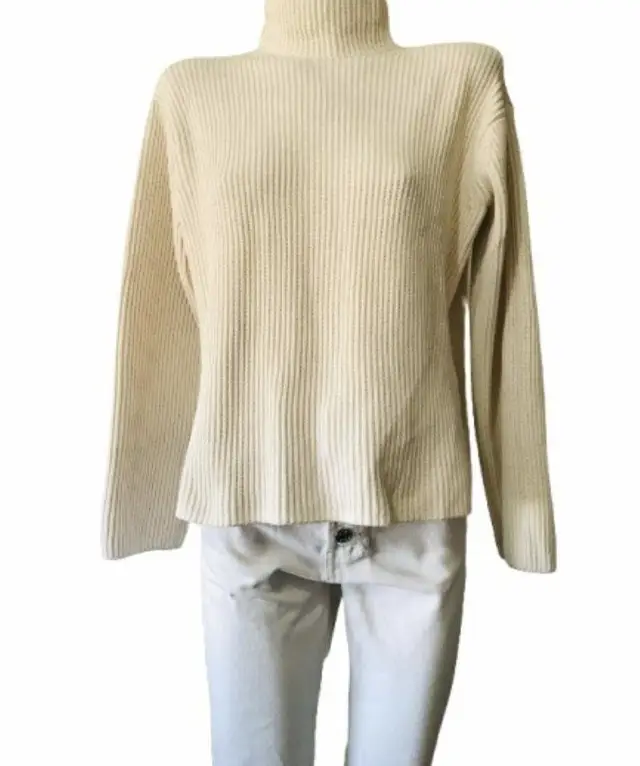 Sweater de cuello alto color crudo, de la marca GAP. Talle XXS, tejido de punto acanalado, ideal para un look casual y abrigado.