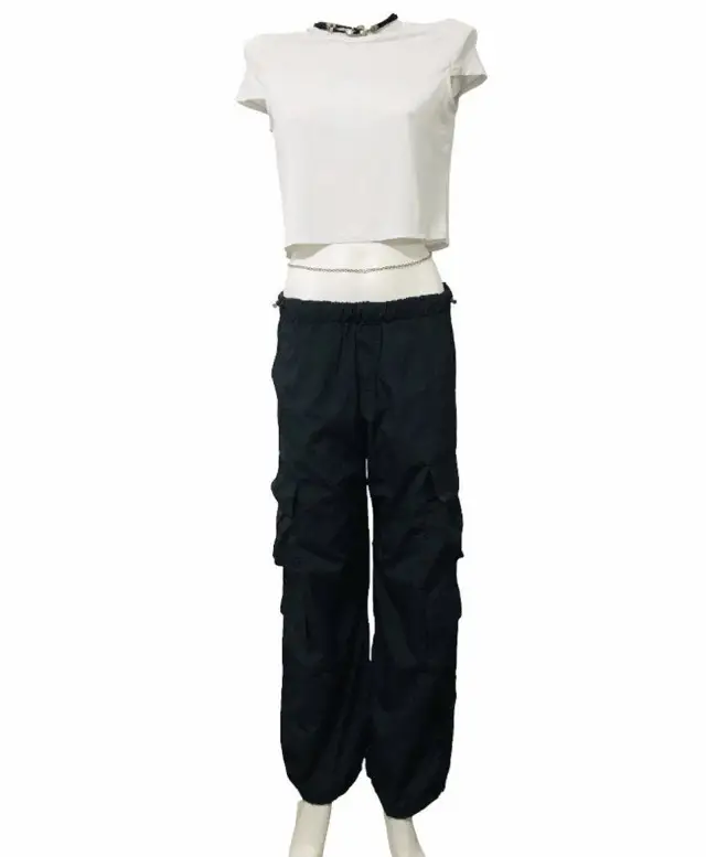 Pantalón cargo Lovely Denim negro de tela liviana, con bolsillos amplios y ajuste en los tobillos. Ideal para un look urbano y cómodo.