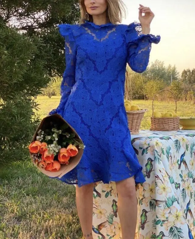Vestido Jersey by Maria midi de encaje azul, con mangas largas y detalles de volantes en hombros y puños. Ideal para eventos especiales o fiestas.