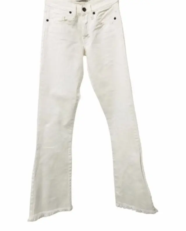 Jeans blancos wide leg talle 22  con detalle de flecos en el bajo. Un clásico que no puede faltar en tu guardarropa. Ideal para un look casual y moderno.