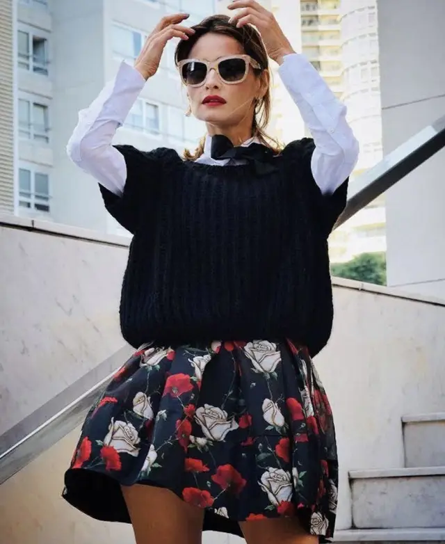 Pollera corta Two girls importada talle s, con estampado floral de rosas rojas y blancas sobre fondo negro. Ideal para un look elegante y femenino.
