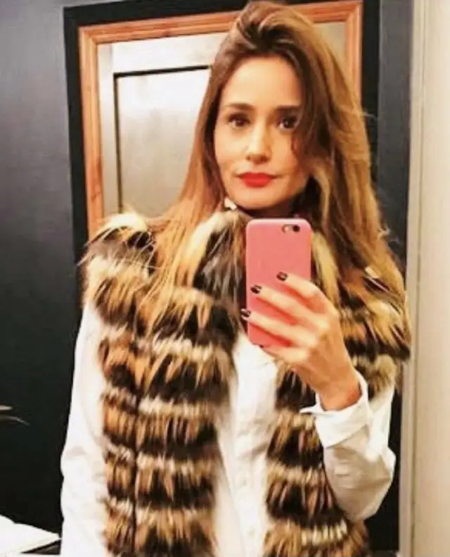 Chaleco de piel sintética talle unico con diseño de rayas en tonos marrones y negros. Ideal para darle un toque sofisticado a cualquier look. Perfecto para usar sobre una camisa o un suéter.