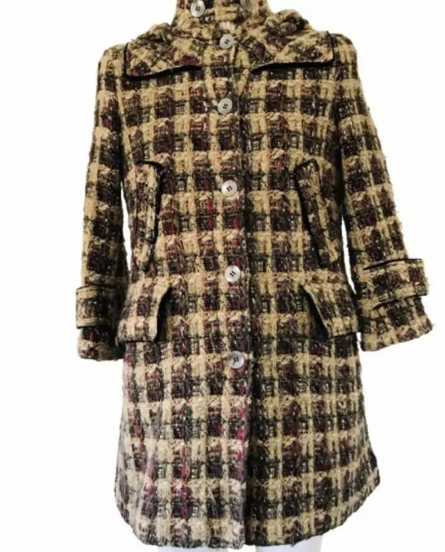 Tapado largo de mujer, con diseño a cuadros en tonos marrones y crudos. Posee capucha, bolsillos y botones. Ideal para el invierno.
