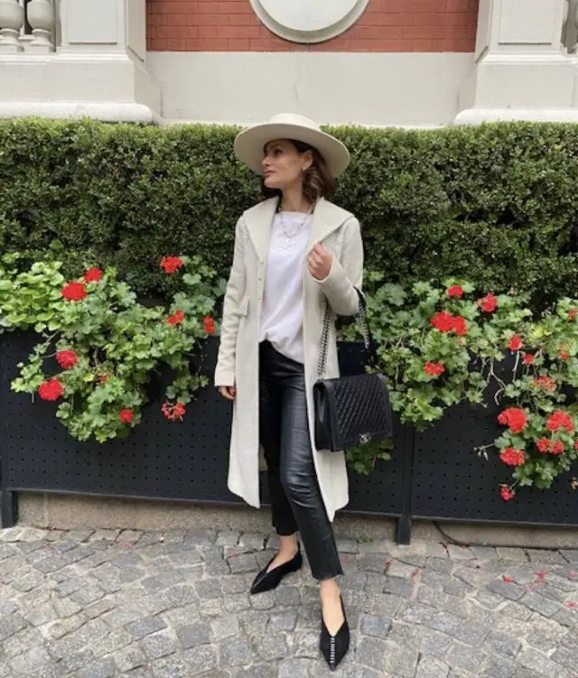 Tapado largo de la marca Ana Livni como nuevo de color crudo, ideal para un look elegante y sofisticado. Perfecto para combinar con diferentes outfits y ocasiones.