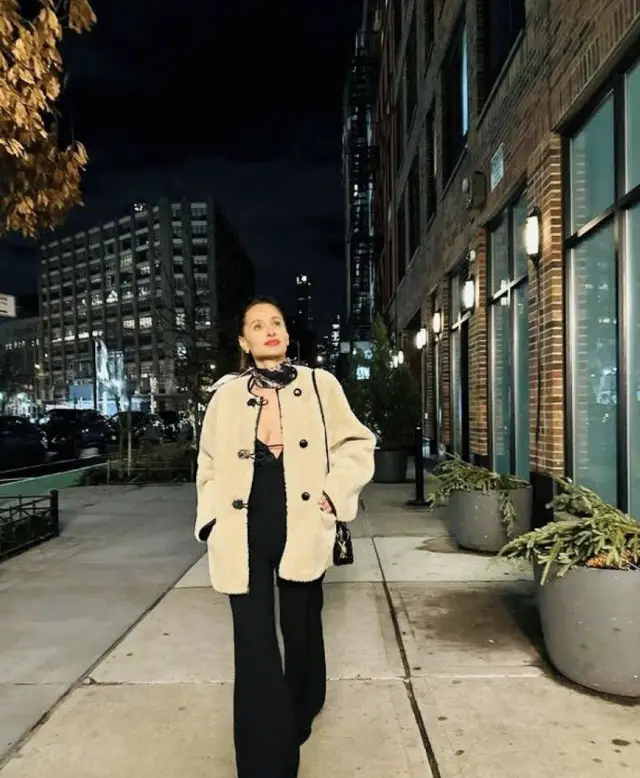 Mono largo negro con escote en V y corte halter. Ideal para eventos formales o salidas nocturnas. Combinalo con un blazer y botines para un look sofisticado.