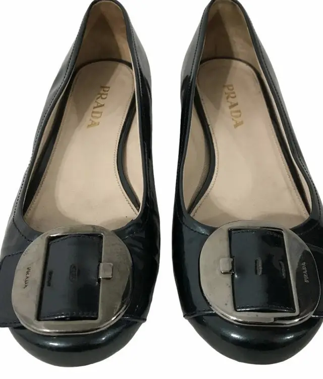 Ballerinas Prada originales de charol color petroleo satinadas  con hebilla plateada,talle 36,5 .Un clásico de la marca, ideales para un look elegante y sofisticado.
