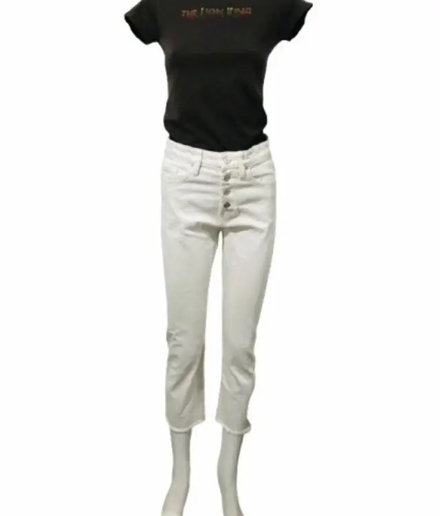 Jeans rectos blancos de mujer, tiro medio, con botones y corte cropped. Marca Zara.