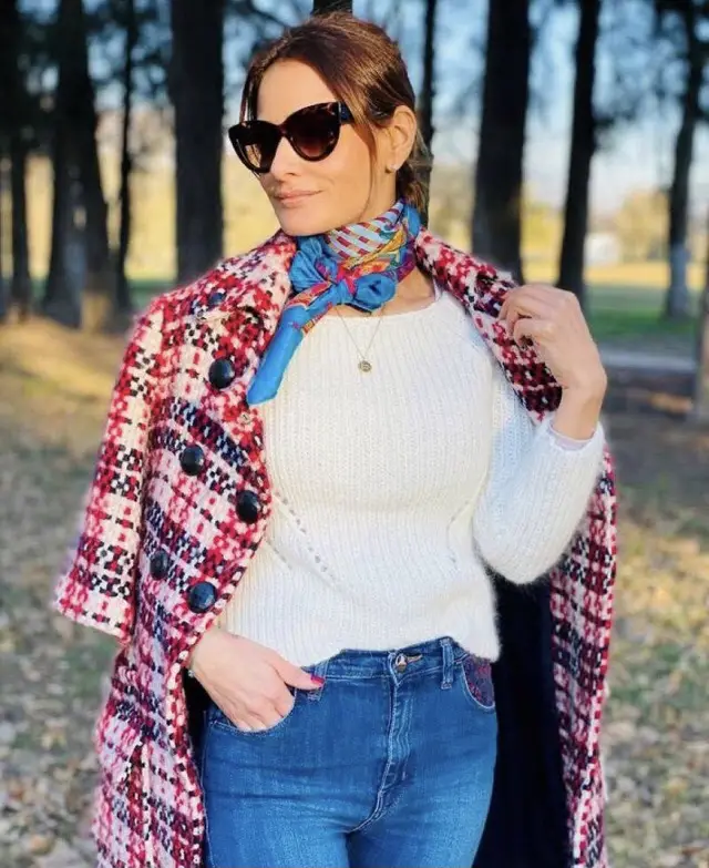 Tapado Jazmin Chebar, de diseño tweed en tonos rojo, blanco y negro. Corte clásico con botones y solapas. Ideal para un look elegante y abrigado.