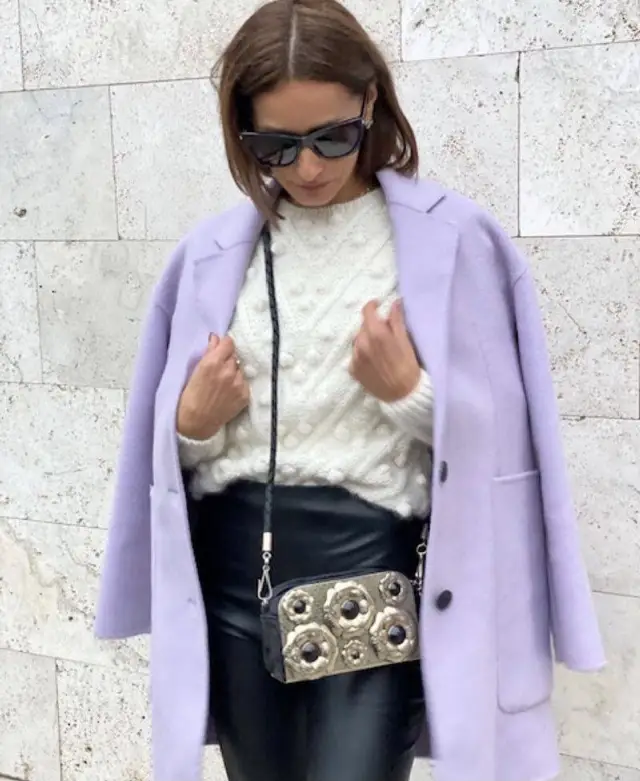 Saco de la marca Bimba y Lola como nuevo importado color lila, con dos  amplios bolsillos en el frente ideal para un look sofisticado y moderno. Perfecto para combinar con diferentes outfits.