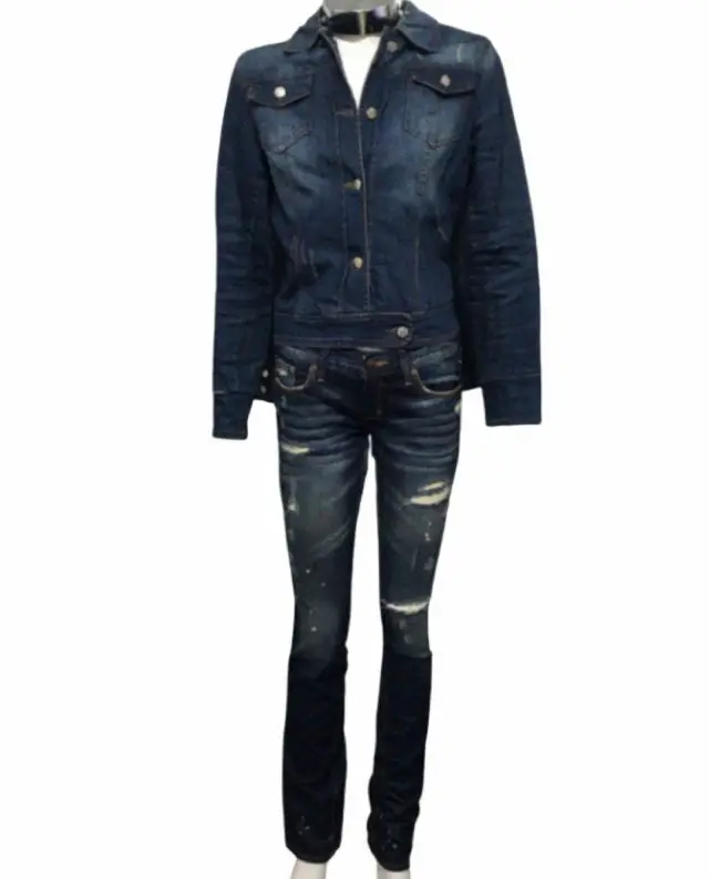 Jean azul oscuro,talle 25 rigido ajustado, con detalles de roturas y desgaste.