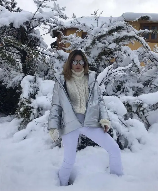 Campera de pluma plateada, ideal para la nieve. Abriga mucho y es super canchera. Con capucha y cierre.