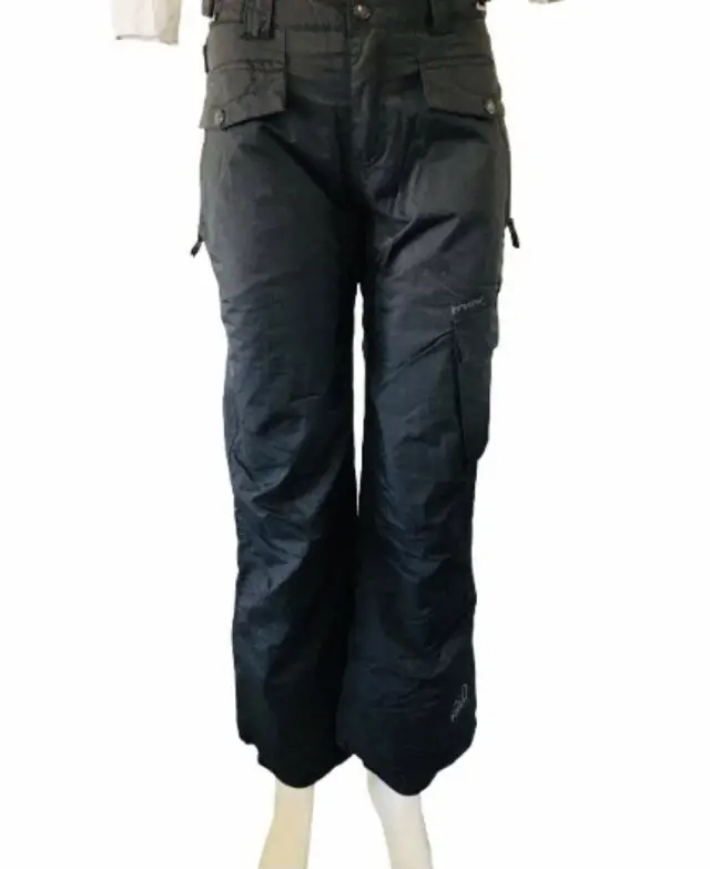 Pantalón de ski de la marca Protest importado talle unico 152 (altura de 148-154cm) negro unisex, con múltiples bolsillos y detalles de la marca Protest. Ideal para actividades en la nieve.
