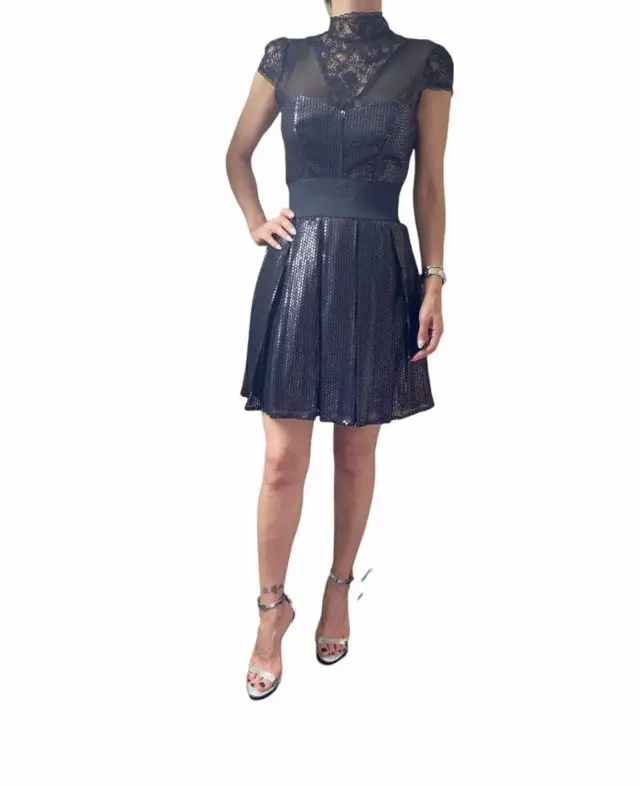 Vestido mini negro con detalles de encaje y lentejuelas. Diseño elegante con espalda descubierta y cierre. Ideal para fiestas y eventos especiales.