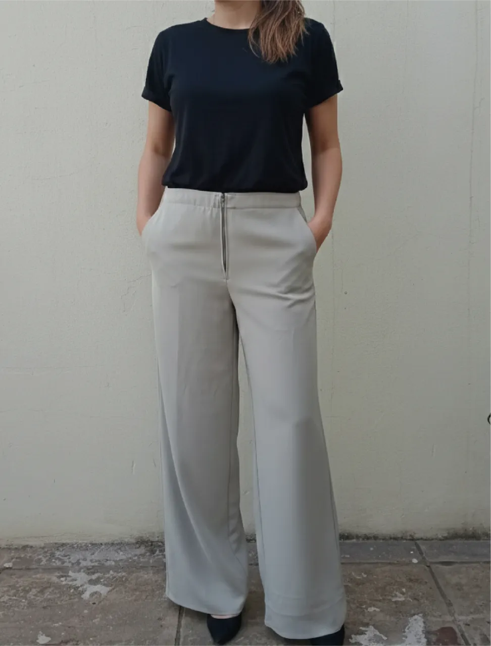 Pantalón recto de vestir color verde grisáceo  claro, tiro medio, con cierre al frente y detalle de botones en los laterales inferiores. Ideal para un look elegante y moderno.