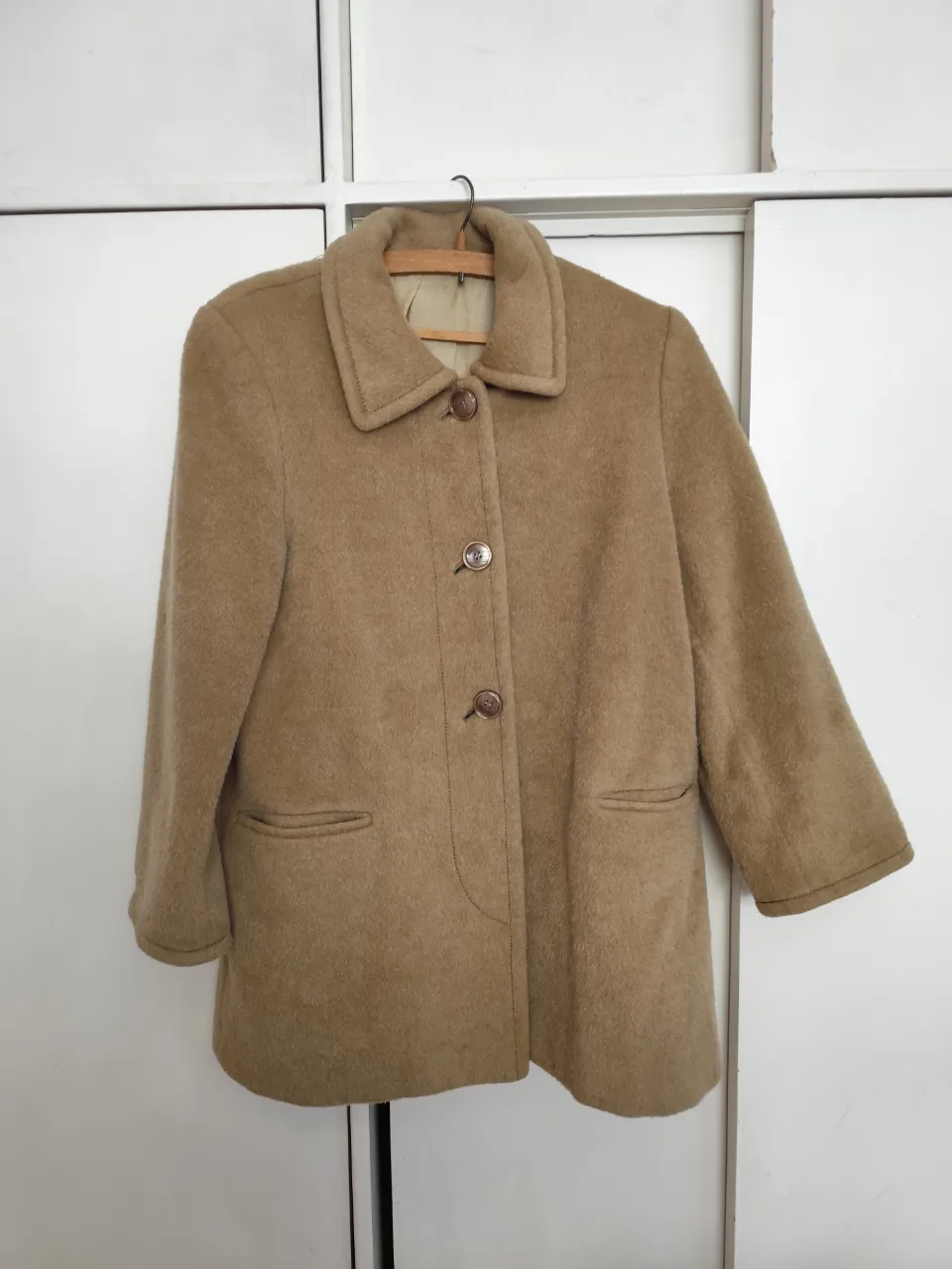 Abrigo de paño color camel, con cuello camisero y botones al frente. Posee bolsillos plaqué en la parte inferior. Un clásico que no puede faltar en tu guardarropa.
Hombros: 47 cm
Largo: 77 cm
Ancho (pecho): 46 cm
Manga: 56 cm