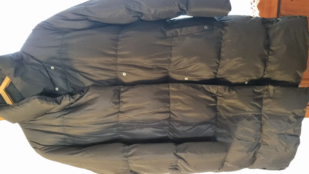 Campera de pluma negra, ideal para el invierno. Confeccionada con materiales de alta calidad, esta campera ofrece abrigo y estilo. Cuenta con un diseño moderno y funcional, perfecta para cualquier ocasión.