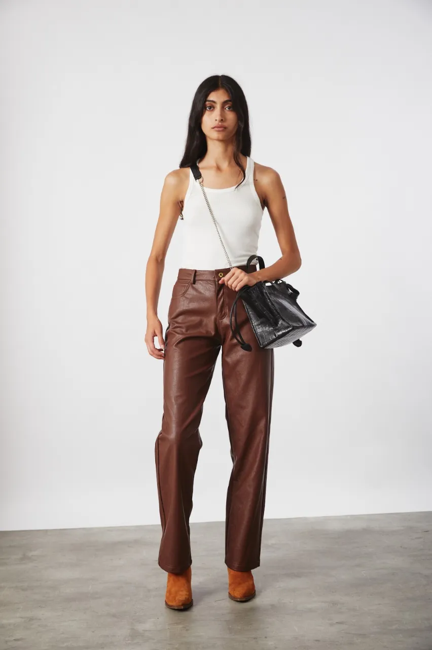 Pantalón de cuero marrón, tiro alto, corte recto y moderno. Ideal para un look canchero y sofisticado.