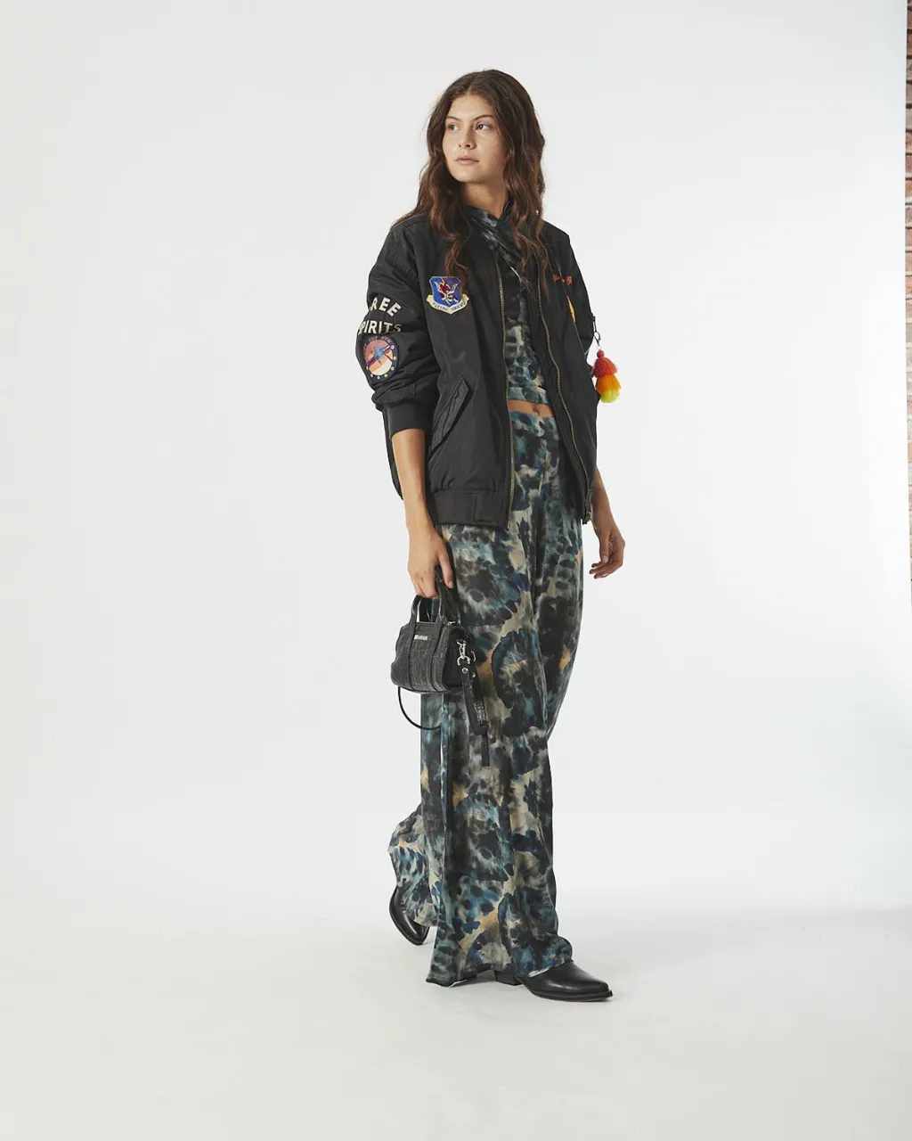 Pantalón tiro alto y de corte ancho, ideal para un look moderno y cómodo. Perfecto para eventos de día o noche.