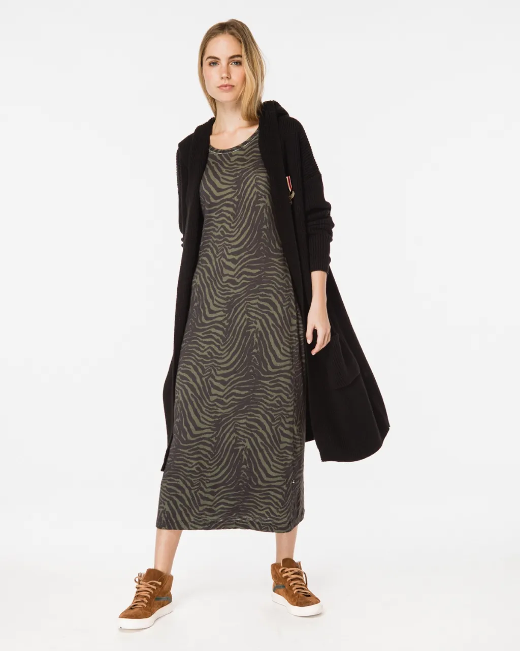 Vestido largo estampado cebra, manga larga. Ideal para un look casual y moderno.