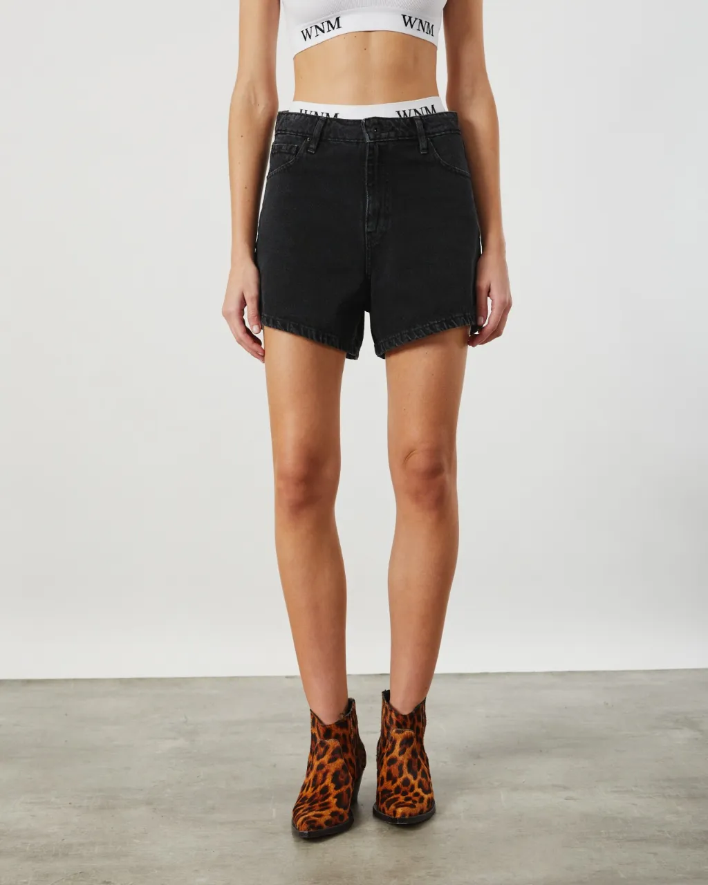 Shorts de jean negros tiro alto, con rotura al final de la pierna. Un básico canchero para armar looks de día o de noche.