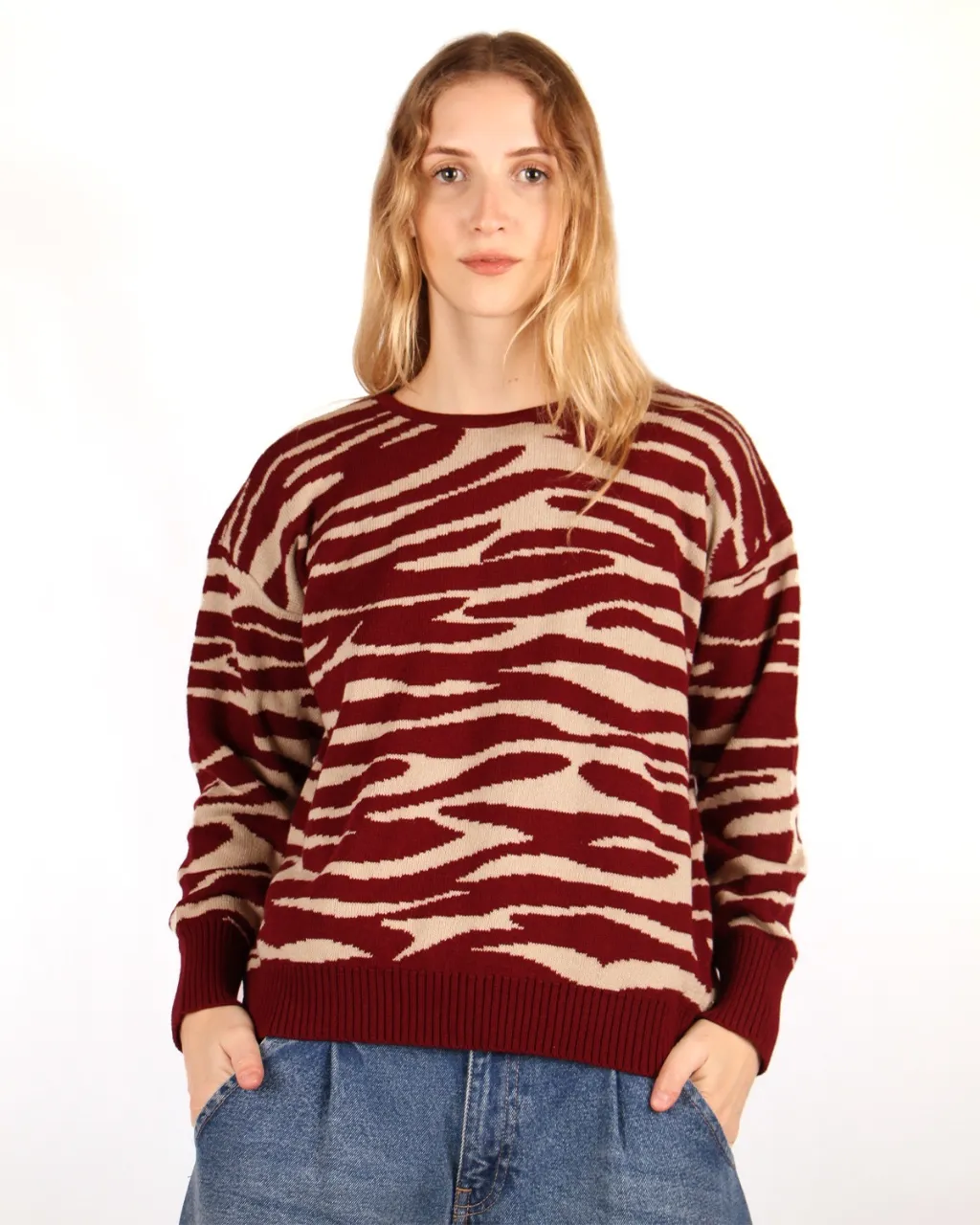 Sweater de lanilla con estampa animal print de cebra en tonos bordo y beige. Cuello redondo y mangas largas. Un básico canchero para sumar a tu guardarropas.