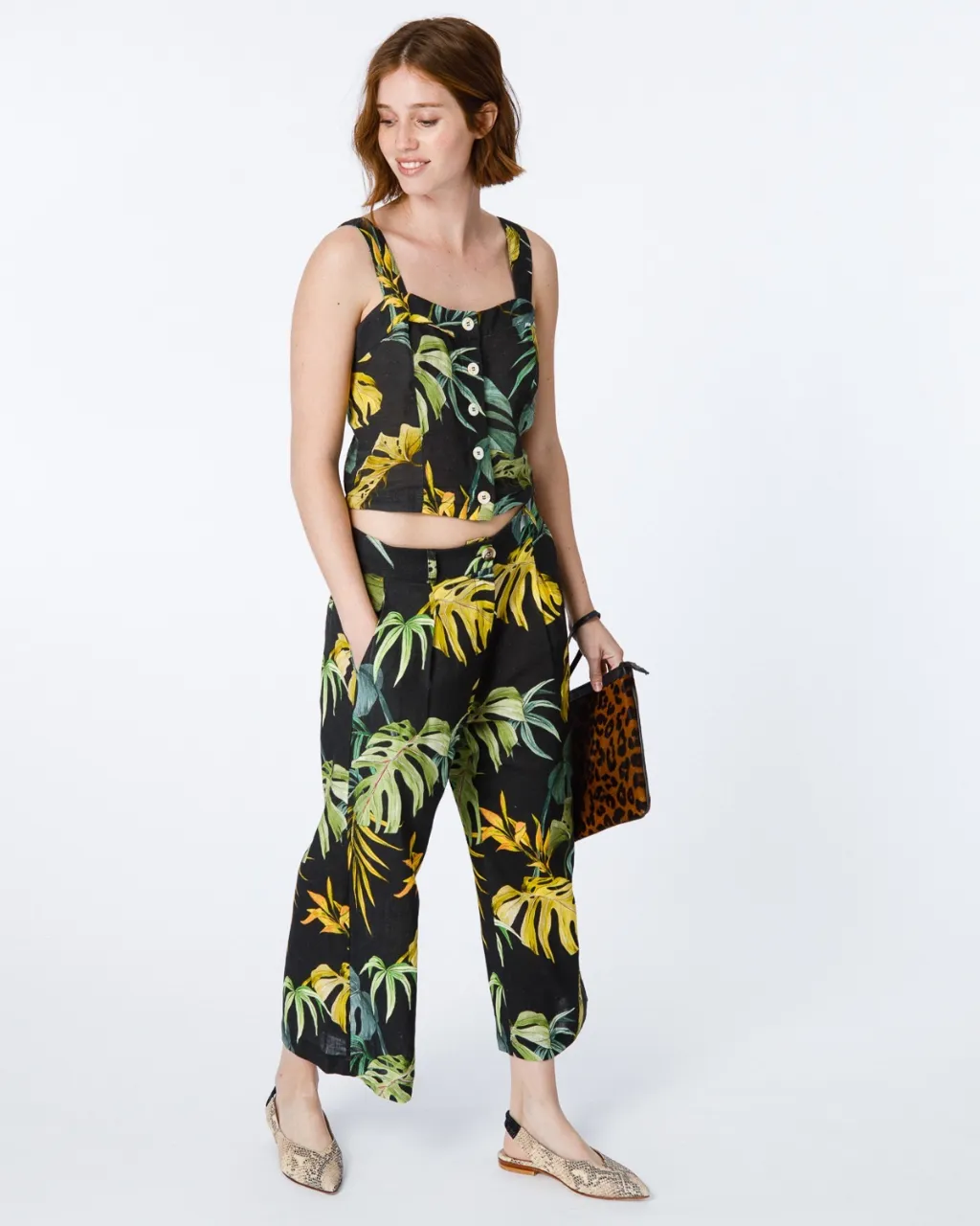 Pantalón palazzo con estampado tropical. Tiro alto, ancho y con pinzas.